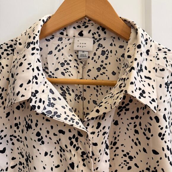 A New Day Women’s M Black White Abstract Dot Button Down Blouse Workwear Animal - Picture 2 of 10